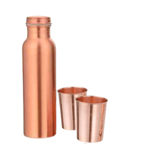Una botella y dos vasos de cobre
